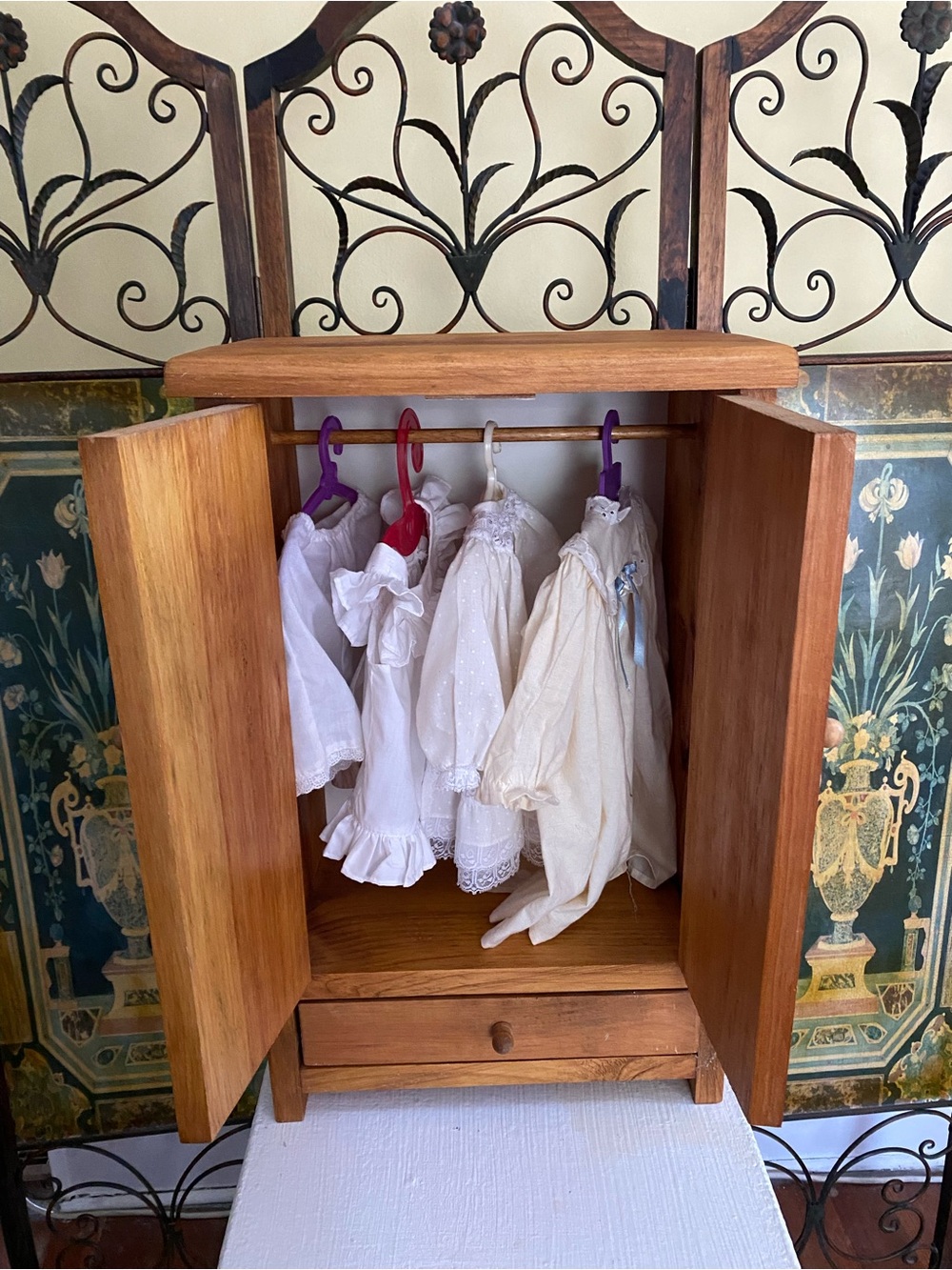 VINTAGE VINTAGE Mini Wardrobe Armoire, Natural Brown with 4 Doll Clothes Collect